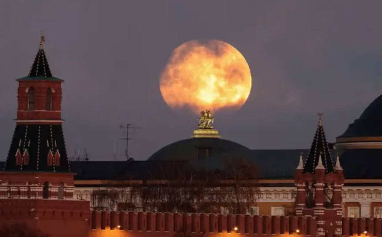 Этой ночью из разных уголков мира можно было наблюдать суперлуние - самое яркое в 2025 году: «Луна находилась в точке максимального сближения с Землей, выглядела на 7,9% больше и светила на 16% ярче обычного» Этой ночью из разных уголков мира можно было наблюдать суперлуние - самое яркое в 2025 году: «Луна находилась в точке максимального сближения с Землей, выглядела на 7,9% больше и светила на 16% ярче обычного»