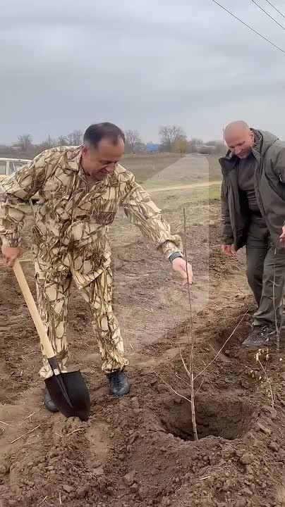 Премьер Александр Розенберг и министры сменили костюмы на спортивную форму и отправились на субботник в Слободзейский район