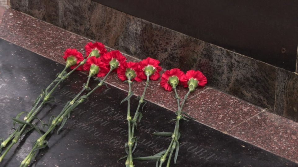 В завершение мероприятия участники почтили минутой молчания память сотрудников, погибших при исполнении служебного долга, и возложили живые цветы к мемориальному знаку В завершение мероприятия участники почтили минутой молчания память сотрудников, погибших при исполнении служебного долга, и возложили живые цветы к мемориальному знаку