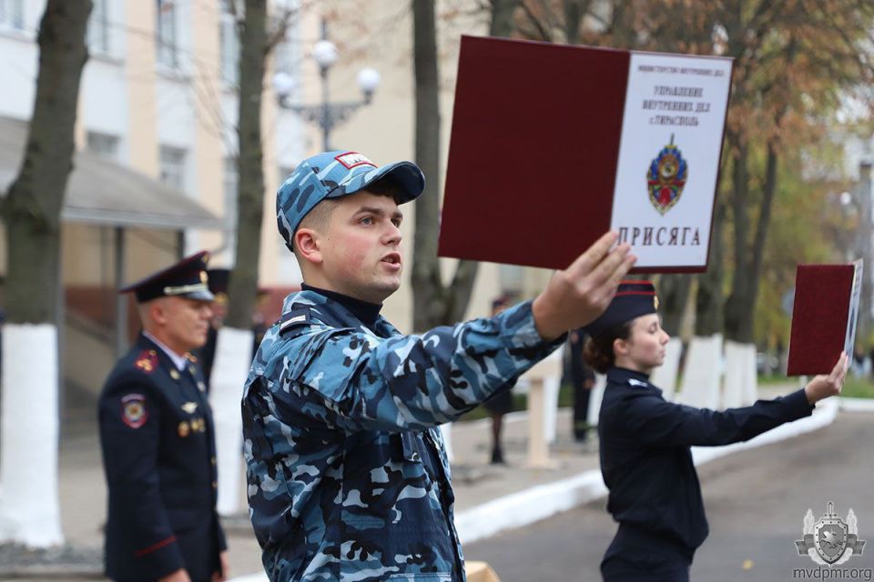В УВД столицы прошла торжественная присяга молодых сотрудников милиции В УВД столицы прошла торжественная присяга молодых сотрудников милиции