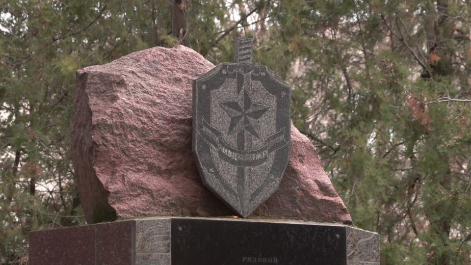 В завершение мероприятия участники почтили минутой молчания память сотрудников, погибших при исполнении служебного долга, и возложили живые цветы к мемориальному знаку В завершение мероприятия участники почтили минутой молчания память сотрудников, погибших при исполнении служебного долга, и возложили живые цветы к мемориальному знаку