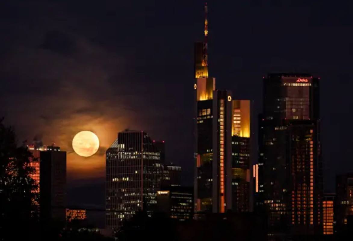 Этой ночью из разных уголков мира можно было наблюдать суперлуние - самое яркое в 2025 году: «Луна находилась в точке максимального сближения с Землей, выглядела на 7,9% больше и светила на 16% ярче обычного» Этой ночью из разных уголков мира можно было наблюдать суперлуние - самое яркое в 2025 году: «Луна находилась в точке максимального сближения с Землей, выглядела на 7,9% больше и светила на 16% ярче обычного»