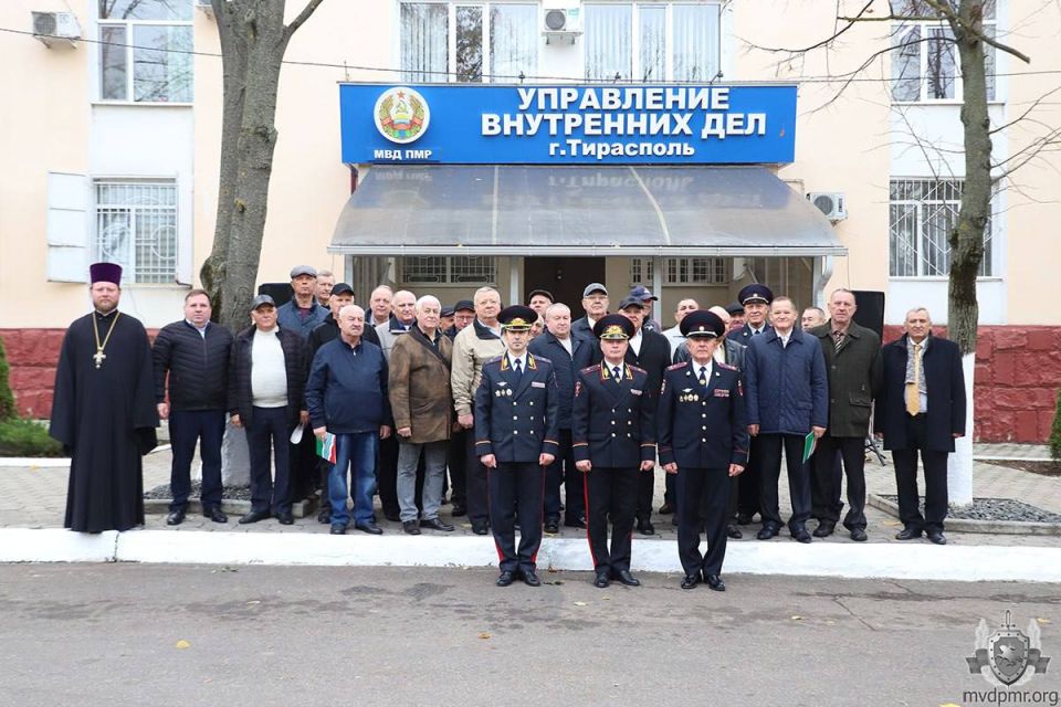 Верность присяге. В преддверии Дня милиции, 6 ноября, в столичном УВД состоялась церемония приведения к присяге сотрудников, впервые принятых на службу в органы внутренних дел ПМР Верность присяге. В преддверии Дня милиции, 6 ноября, в столичном УВД состоялась церемония приведения к присяге сотрудников, впервые принятых на службу в органы внутренних дел ПМР