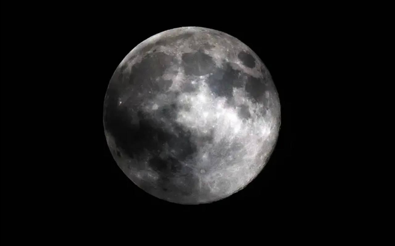 Этой ночью из разных уголков мира можно было наблюдать суперлуние - самое яркое в 2025 году: «Луна находилась в точке максимального сближения с Землей, выглядела на 7,9% больше и светила на 16% ярче обычного» Этой ночью из разных уголков мира можно было наблюдать суперлуние - самое яркое в 2025 году: «Луна находилась в точке максимального сближения с Землей, выглядела на 7,9% больше и светила на 16% ярче обычного»