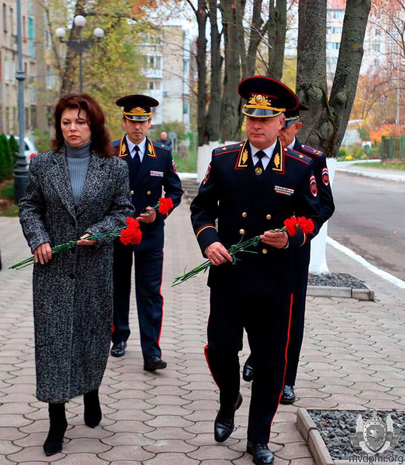 Верность присяге. В преддверии Дня милиции, 6 ноября, в столичном УВД состоялась церемония приведения к присяге сотрудников, впервые принятых на службу в органы внутренних дел ПМР Верность присяге. В преддверии Дня милиции, 6 ноября, в столичном УВД состоялась церемония приведения к присяге сотрудников, впервые принятых на службу в органы внутренних дел ПМР