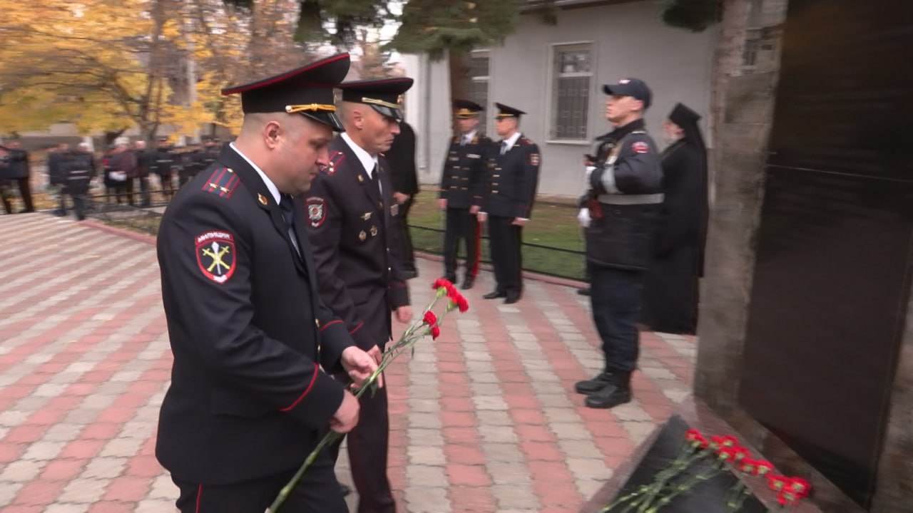 В завершение мероприятия участники почтили минутой молчания память сотрудников, погибших при исполнении служебного долга, и возложили живые цветы к мемориальному знаку В завершение мероприятия участники почтили минутой молчания память сотрудников, погибших при исполнении служебного долга, и возложили живые цветы к мемориальному знаку