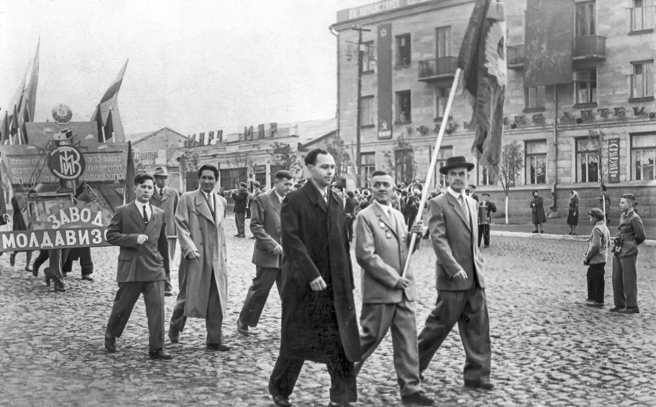 Сегодня – День Великой Октябрьской социалистической революции Сегодня – День Великой Октябрьской социалистической революции