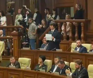 Во время речи председателя Европейского парламента Роберты Метсолы один из депутатов фракции «Демократия дома» стоял, держа в руках лист с надписью