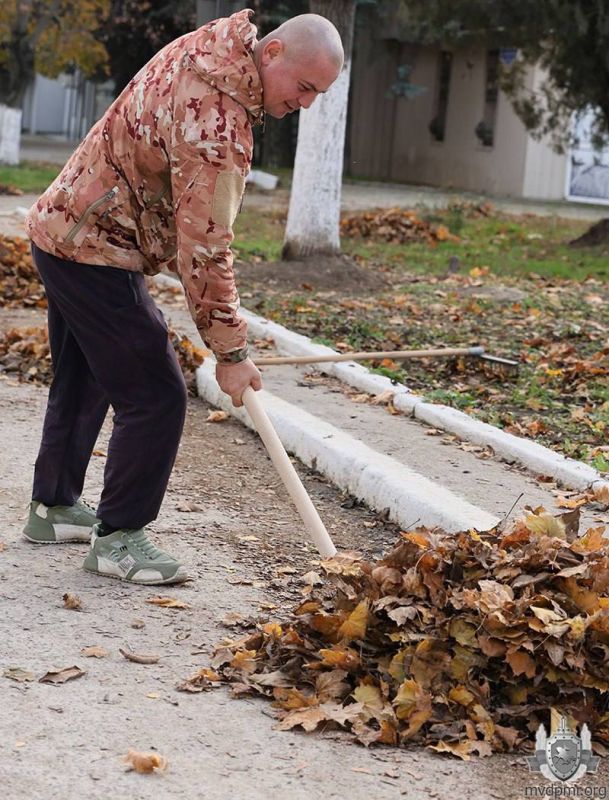 Потрудились на славу. Сотрудники и работники подразделений МВД в преддверии профессионального праздника, 6 ноября, провели субботник Потрудились на славу. Сотрудники и работники подразделений МВД в преддверии профессионального праздника, 6 ноября, провели субботник