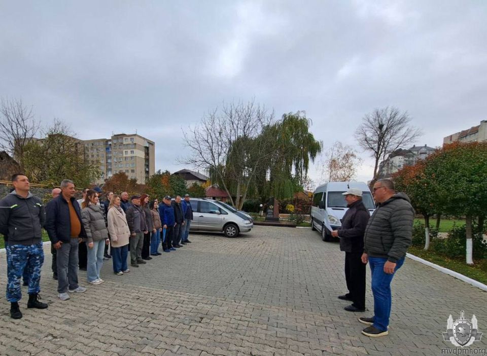 Потрудились на славу. Сотрудники и работники подразделений МВД в преддверии профессионального праздника, 6 ноября, провели субботник Потрудились на славу. Сотрудники и работники подразделений МВД в преддверии профессионального праздника, 6 ноября, провели субботник