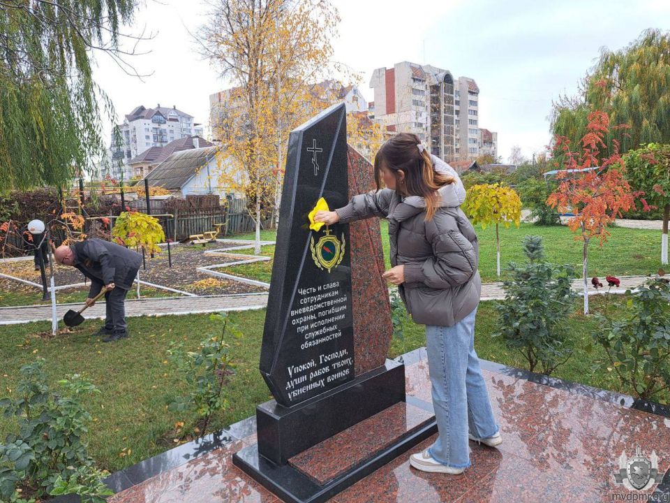 Потрудились на славу. Сотрудники и работники подразделений МВД в преддверии профессионального праздника, 6 ноября, провели субботник Потрудились на славу. Сотрудники и работники подразделений МВД в преддверии профессионального праздника, 6 ноября, провели субботник