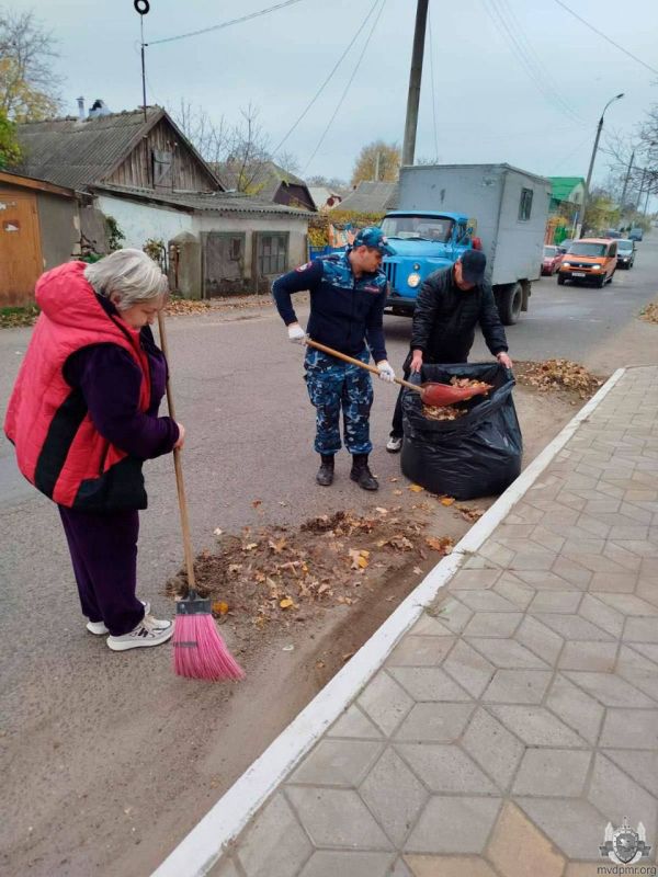 Потрудились на славу. Сотрудники и работники подразделений МВД в преддверии профессионального праздника, 6 ноября, провели субботник Потрудились на славу. Сотрудники и работники подразделений МВД в преддверии профессионального праздника, 6 ноября, провели субботник