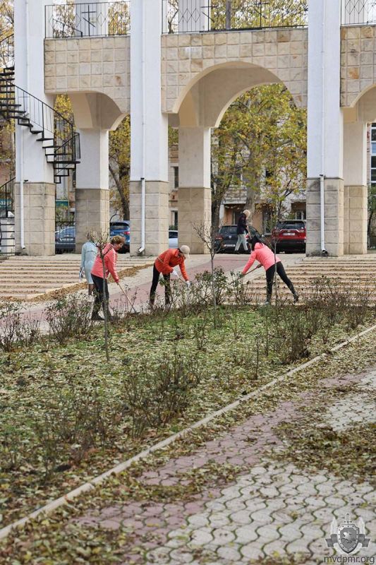 Потрудились на славу. Сотрудники и работники подразделений МВД в преддверии профессионального праздника, 6 ноября, провели субботник Потрудились на славу. Сотрудники и работники подразделений МВД в преддверии профессионального праздника, 6 ноября, провели субботник