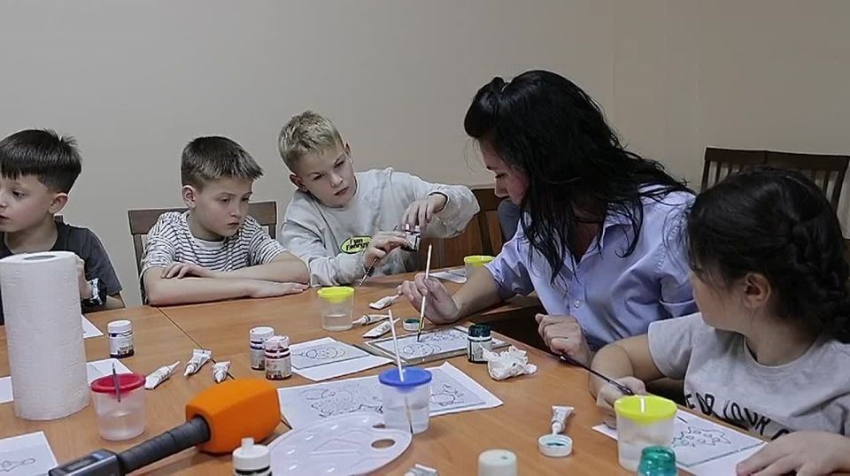 Школьники на спорткомплексе нарисовали новогодние витражи в последний день осеннего лагеря