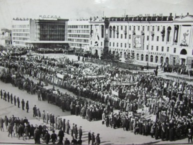 День в истории. В течение всей советской эпохи 7 ноября был «красным днём календаря», т.е. государственным праздником СССР, который отмечали не только особым цветом в ежедневнике, но и обязательными демонстрациями...