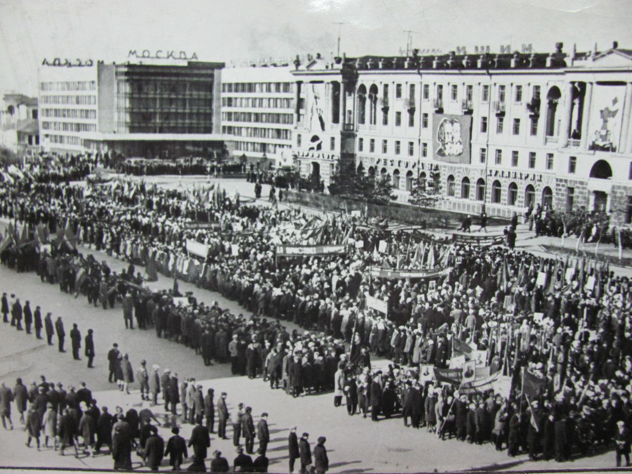 День в истории. В течение всей советской эпохи 7 ноября был «красным днём календаря», т.е. государственным праздником СССР, который отмечали не только особым цветом в ежедневнике, но и обязательными демонстрациями...