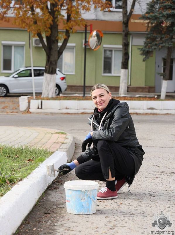 Потрудились на славу. Сотрудники и работники подразделений МВД в преддверии профессионального праздника, 6 ноября, провели субботник Потрудились на славу. Сотрудники и работники подразделений МВД в преддверии профессионального праздника, 6 ноября, провели субботник