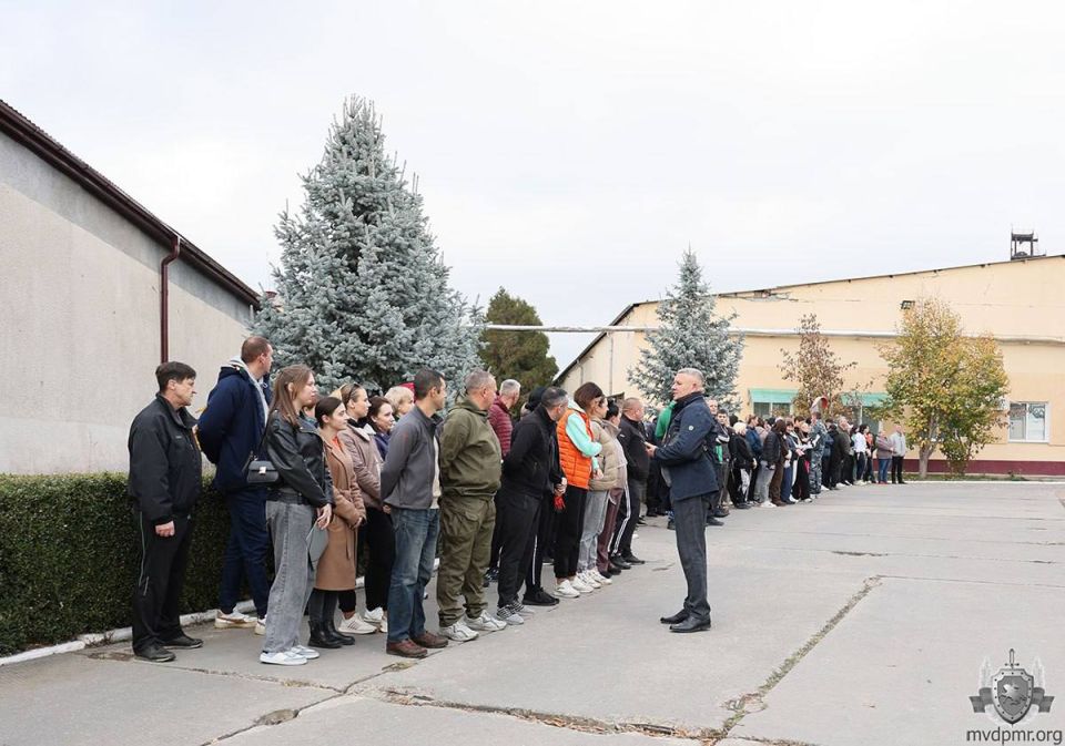 Потрудились на славу. Сотрудники и работники подразделений МВД в преддверии профессионального праздника, 6 ноября, провели субботник