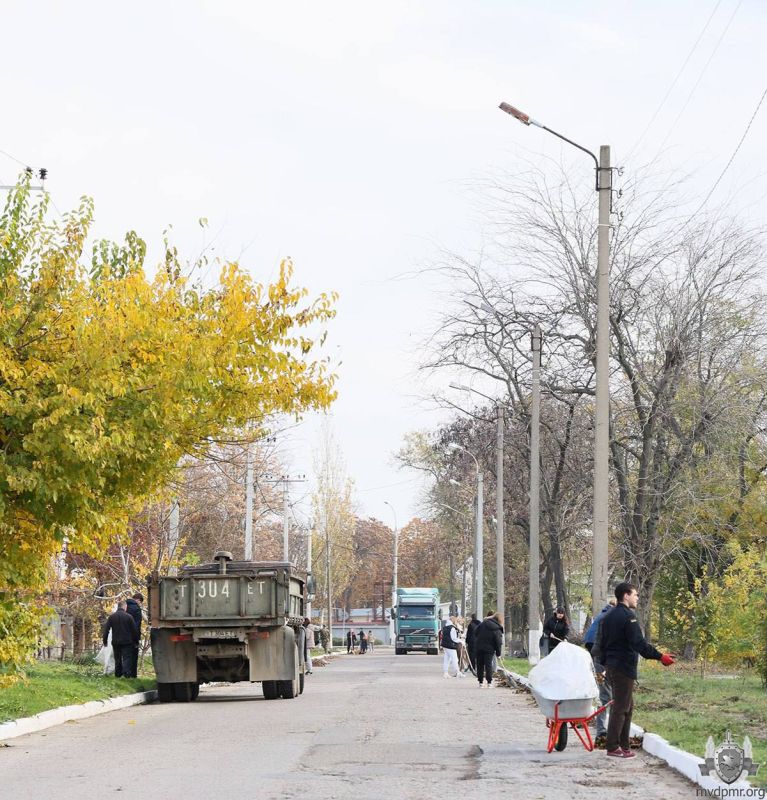 Потрудились на славу. Сотрудники и работники подразделений МВД в преддверии профессионального праздника, 6 ноября, провели субботник Потрудились на славу. Сотрудники и работники подразделений МВД в преддверии профессионального праздника, 6 ноября, провели субботник