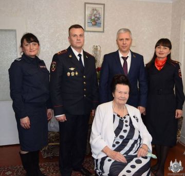 В гости к вдове ветерана. У Ольги Сергеевны Свердловой, вдовы ветерана Великой Отечественной войны и МВД полковника милиции Александра Николаевича Свердлова, бендерские милиционеры – частые гости