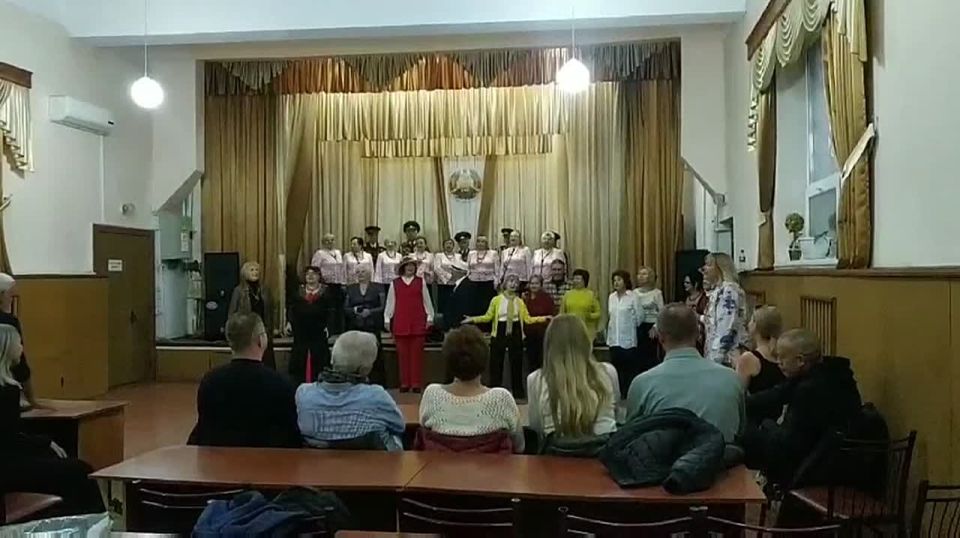 Польские туристы спели Катюшу с настоящими советскими бабУшками в Приднестровье