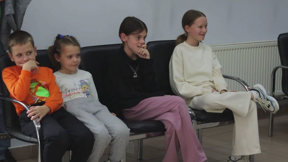 Дочки и сыновья сотрудников «Тиротекс-энерго» смотрят мультик про синий трактор у родителей на работе