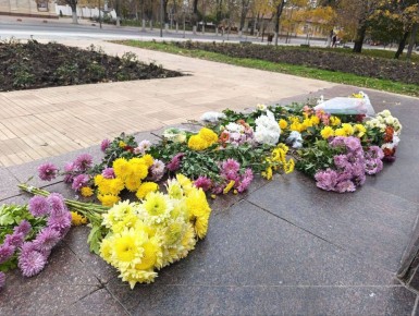 У памятника Ленину в Бендерах — живые цветы