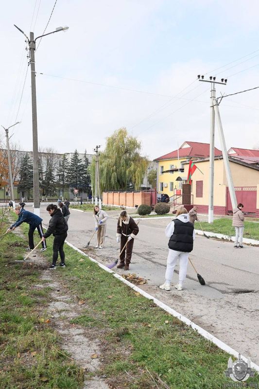 Потрудились на славу. Сотрудники и работники подразделений МВД в преддверии профессионального праздника, 6 ноября, провели субботник Потрудились на славу. Сотрудники и работники подразделений МВД в преддверии профессионального праздника, 6 ноября, провели субботник