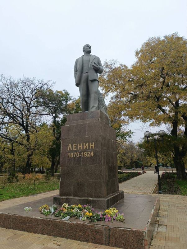 У памятника Ленину в Бендерах — живые цветы У памятника Ленину в Бендерах — живые цветы