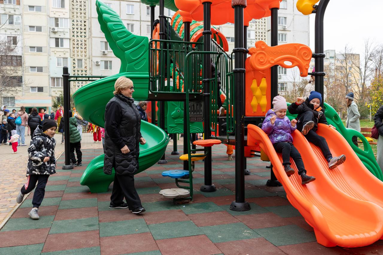 В столичном сквере «Западный» открыли детский городок В столичном сквере «Западный» открыли детский городок