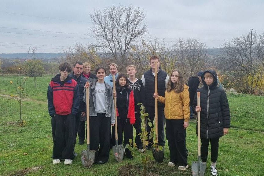 Молодые дубы, липы, клёны и акацию сегодня высаживали в Тимирязевском сквере Бендер Молодые дубы, липы, клёны и акацию сегодня высаживали в Тимирязевском сквере Бендер