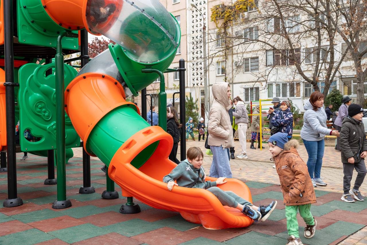 Современная площадка для детей Современная площадка для детей