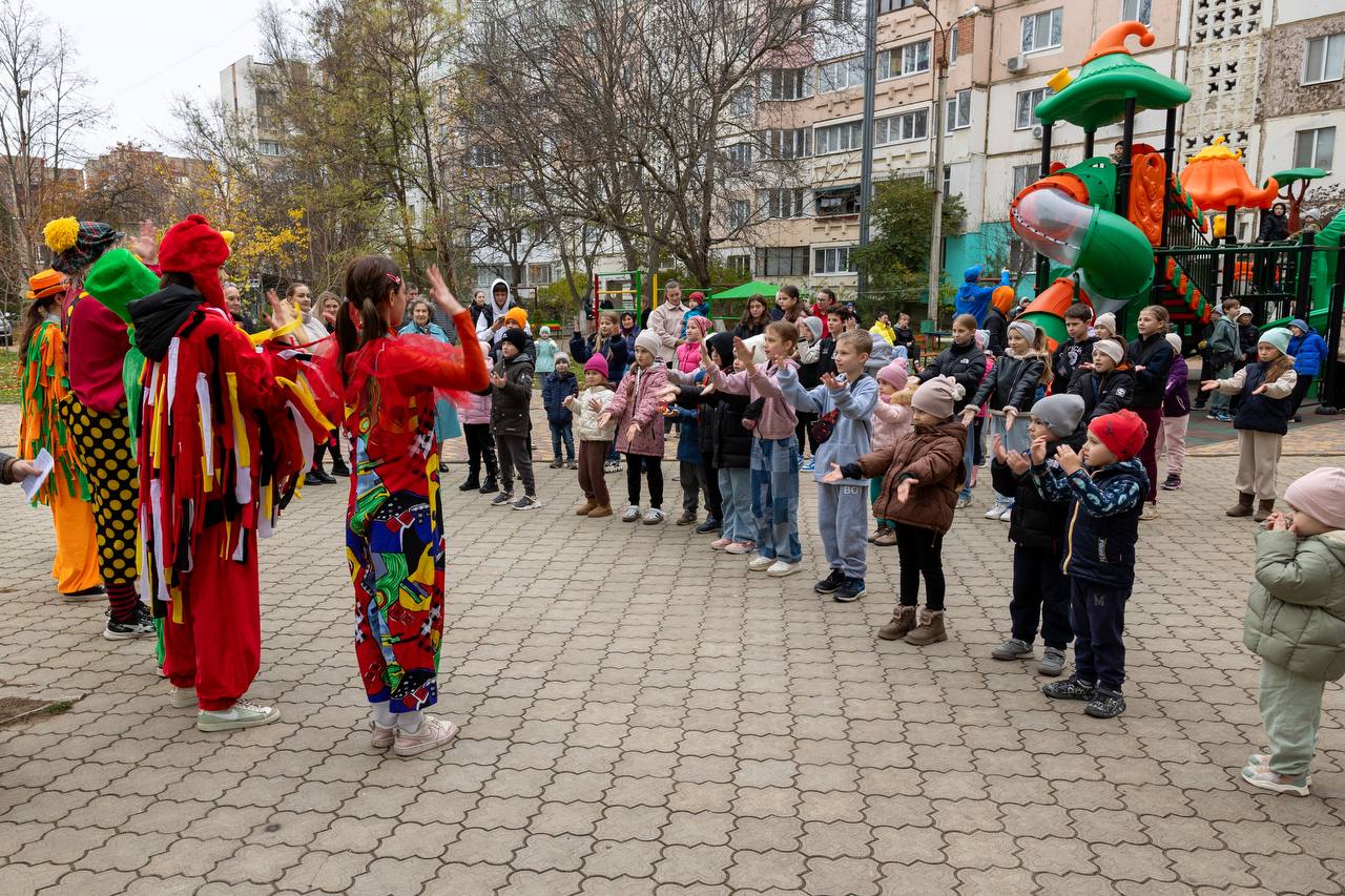 В столичном сквере «Западный» открыли детский городок В столичном сквере «Западный» открыли детский городок
