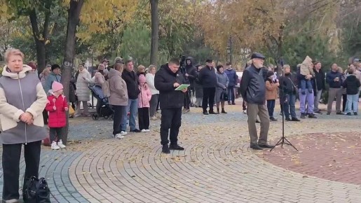 На дворе - хмурый ноябрьский день, а в центре Тирасполя поют про весну и любовь
