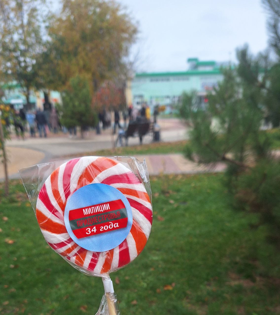 Для зрителей горячий чай и солдатская каша на полевой кухне Для зрителей горячий чай и солдатская каша на полевой кухне