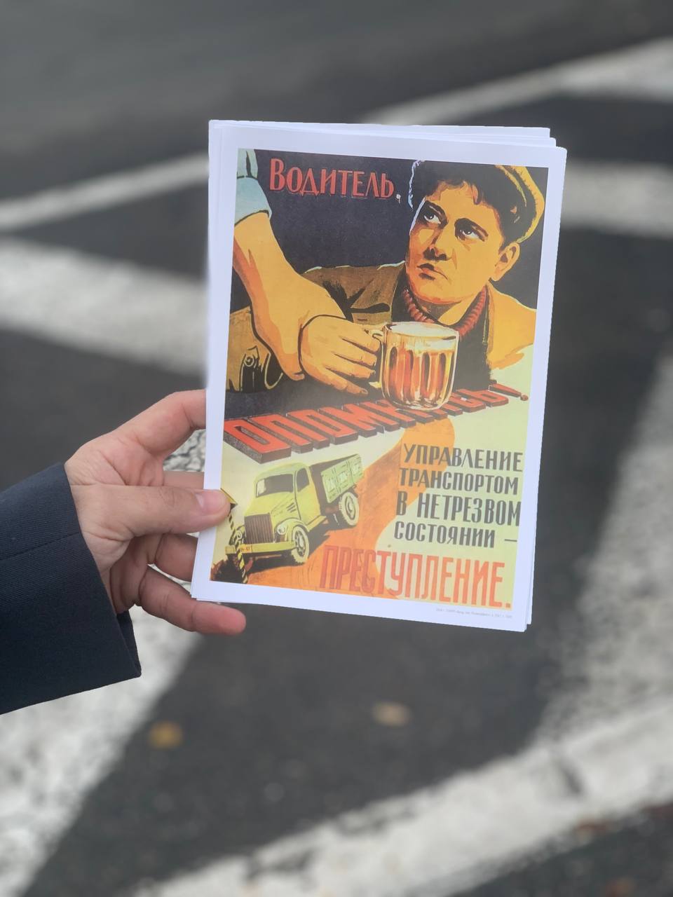 У поста ГАИ в Бендерах этим утром можно было встретить «машину времени» — инспекторов в форме времён СССР, ретро-«Москвич» и легендарную рацию «Виола» У поста ГАИ в Бендерах этим утром можно было встретить «машину времени» — инспекторов в форме времён СССР, ретро-«Москвич» и легендарную рацию «Виола»