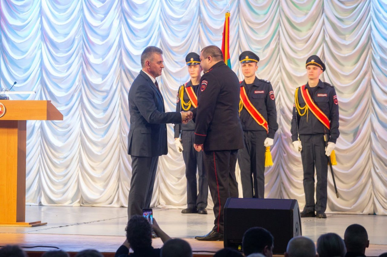 «Во времена распада советского государства, когда не было правовой поддержки, именно приднестровская милиция взяла на себя ответственность за безопасность людей. Это был правильный выбор — выбор служения народу», – Вадим... «Во времена распада советского государства, когда не было правовой поддержки, именно приднестровская милиция взяла на себя ответственность за безопасность людей. Это был правильный выбор — выбор служения народу», – Вадим...