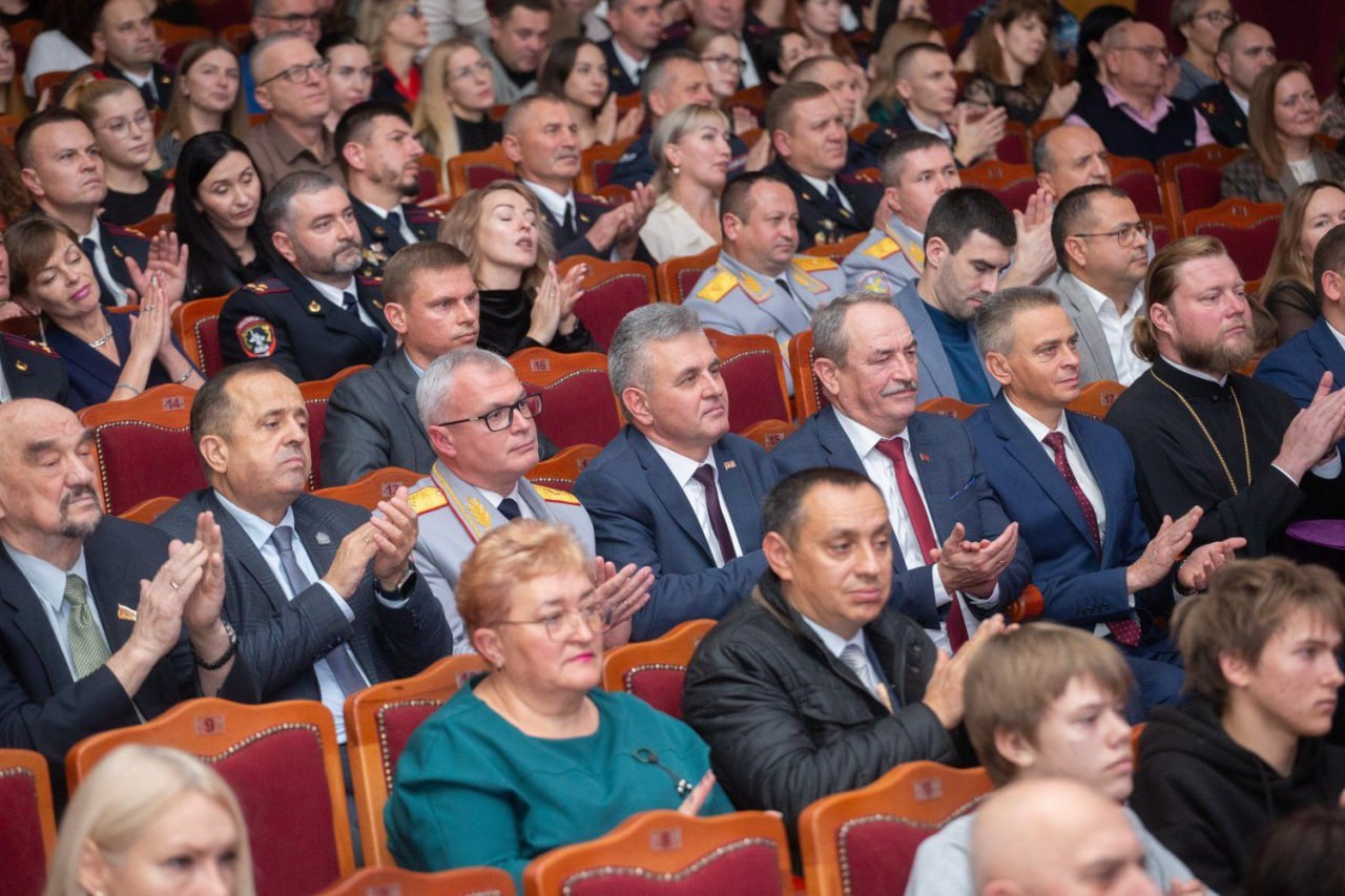 «Во времена распада советского государства, когда не было правовой поддержки, именно приднестровская милиция взяла на себя ответственность за безопасность людей. Это был правильный выбор — выбор служения народу», – Вадим... «Во времена распада советского государства, когда не было правовой поддержки, именно приднестровская милиция взяла на себя ответственность за безопасность людей. Это был правильный выбор — выбор служения народу», – Вадим...