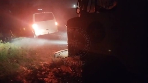 Бендерские спасатели помогли вытянуть застрявший автомобиль в Варнице