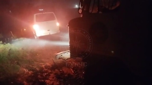 Бендерские спасатели вытащили застрявший автомобиль с женщиной и ребёнком