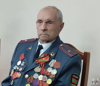 По жизни с улыбкой и боевым настроем Филипп Сафронович Оловягин отметил 102-й день рождения. Ветерана Великой Отечественной войны, майора милиции в отставке 11 ноября по многолетней традиции поздравили в Рыбницком ОВД