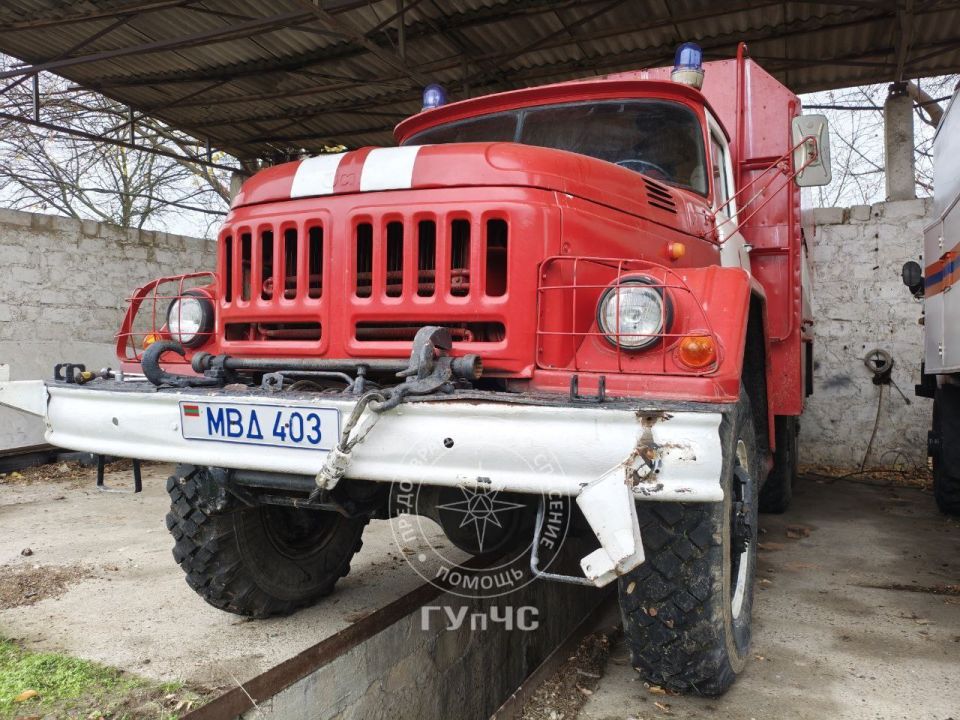 На фото ЗИЛ, которым спасатели вытащили песковоз из мокрого грунта