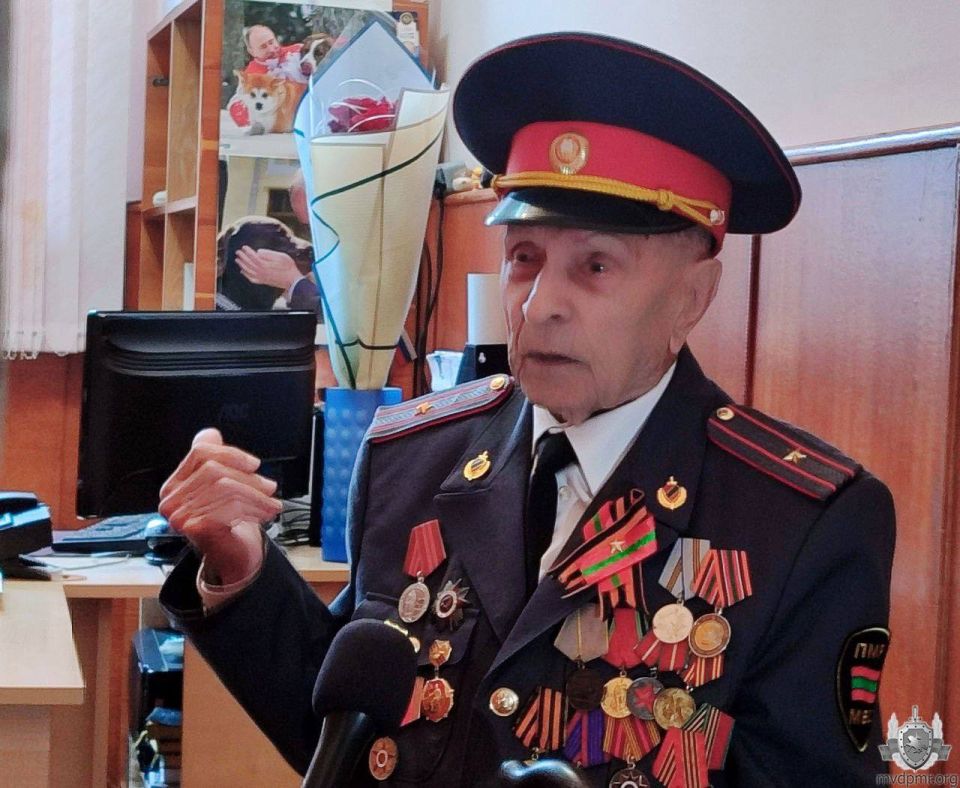 По жизни с улыбкой и боевым настроем Филипп Сафронович Оловягин отметил 102-й день рождения. Ветерана Великой Отечественной войны, майора милиции в отставке 11 ноября по многолетней традиции поздравили в Рыбницком ОВД По жизни с улыбкой и боевым настроем Филипп Сафронович Оловягин отметил 102-й день рождения. Ветерана Великой Отечественной войны, майора милиции в отставке 11 ноября по многолетней традиции поздравили в Рыбницком ОВД