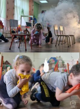 Детсадовцы в дыму выползли из группы, когда столичные пожарные надымили для наглядности