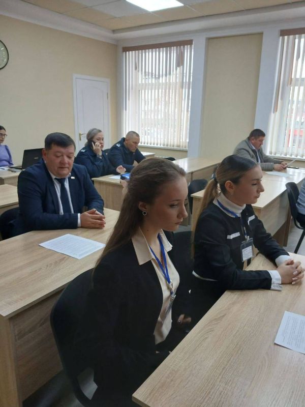 В Бендерах — День дублёра. Сегодня в госадминистрации города у руля — школьники! Старшеклассники бендерских школ на один день примерили на себя роли главы города, председателя горсовета, руководителей отделов и управлений В Бендерах — День дублёра. Сегодня в госадминистрации города у руля — школьники! Старшеклассники бендерских школ на один день примерили на себя роли главы города, председателя горсовета, руководителей отделов и управлений