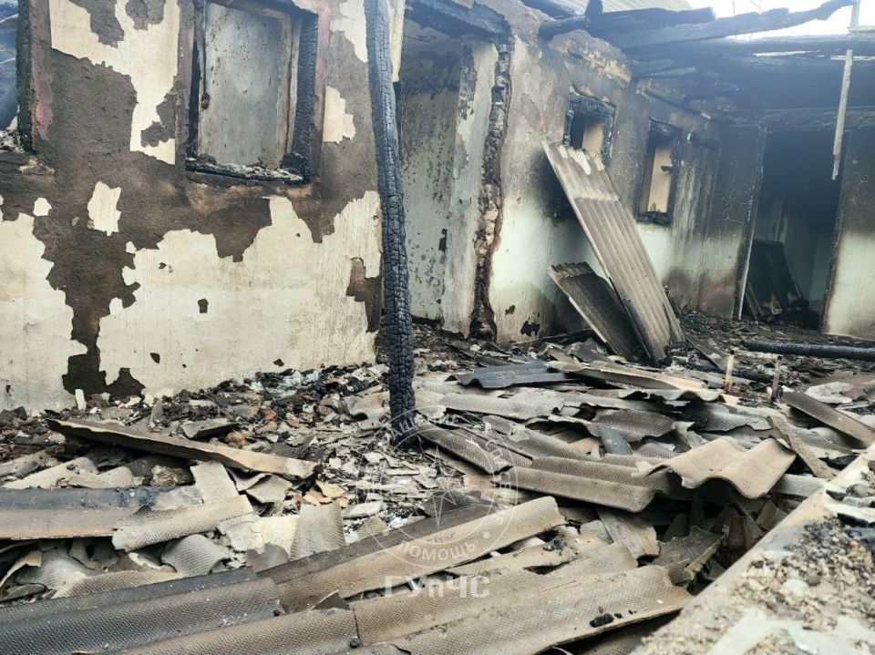 Пожар уничтожил дом в селе Садки, Каменский район Пожар уничтожил дом в селе Садки, Каменский район