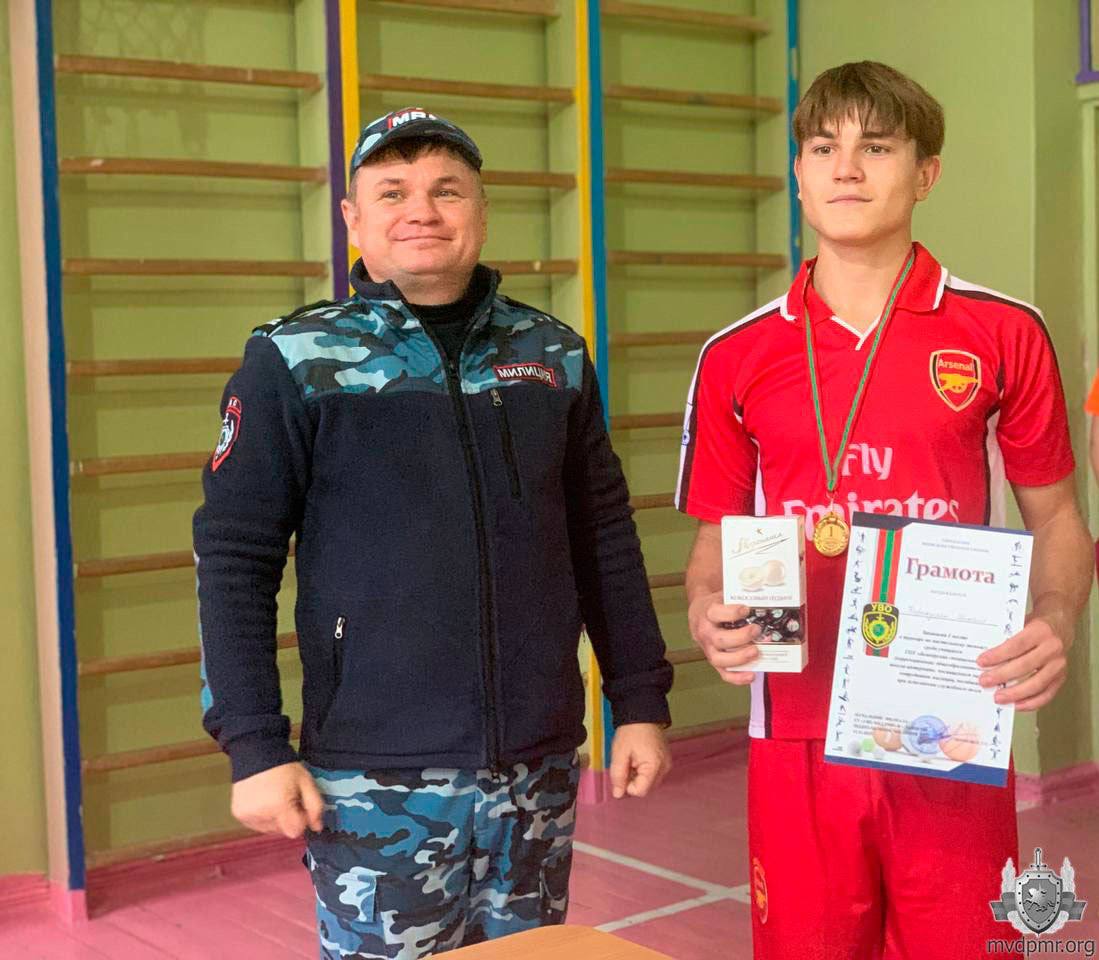 Сразились за теннисным столом