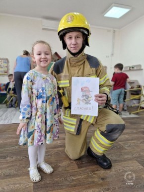 Дымовая завеса, фонарик и полоса препятствий – в столичном детском саду «Ладушки» провели необычный урок безопасности