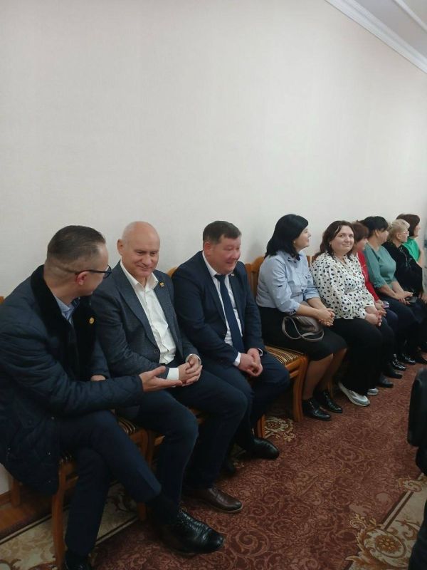 В Бендерах — День дублёра. Сегодня в госадминистрации города у руля — школьники! Старшеклассники бендерских школ на один день примерили на себя роли главы города, председателя горсовета, руководителей отделов и управлений В Бендерах — День дублёра. Сегодня в госадминистрации города у руля — школьники! Старшеклассники бендерских школ на один день примерили на себя роли главы города, председателя горсовета, руководителей отделов и управлений