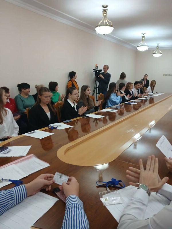 В Бендерах — День дублёра. Сегодня в госадминистрации города у руля — школьники! Старшеклассники бендерских школ на один день примерили на себя роли главы города, председателя горсовета, руководителей отделов и управлений В Бендерах — День дублёра. Сегодня в госадминистрации города у руля — школьники! Старшеклассники бендерских школ на один день примерили на себя роли главы города, председателя горсовета, руководителей отделов и управлений